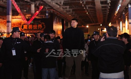 ‘스타크래프트2’의 팬으로 알려진 전NBA 스타 야오밍. 상하이(중국)｜김명근 기자 dionys@donga.com 트위터@kimyke76