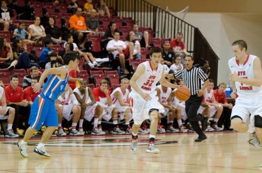 NCAA 진출을 위해 유학길에 오른 이대성(가운데)은 영어의 장벽을 극복하고 브리검영대학에서 활약하고 있다. 스포츠동아DB