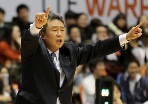 KT 전창진 감독이 21일 부산 사직체육관에서 열린 KGC와의 홈경기에서 열정적으로 지휘를 하고 있다. 전 감독의 KT는 KGC의 5연승 도전을 저지하며 승률 5할(8승8패)을 맞췄다. 사진제공|KBL