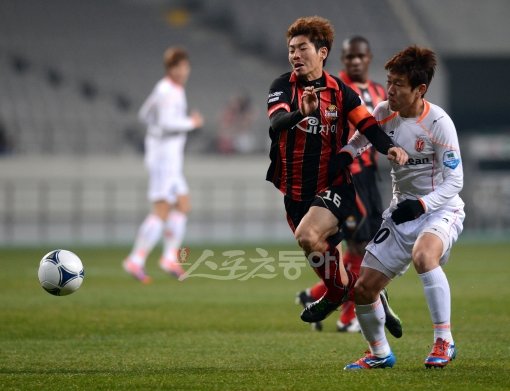 올해 처음 주장으로 선임된 FC서울 하대성(왼쪽)은 뛰어난 공수 조율로 팀을 이끄는 것은 물론 성실하고 겸손한 자세로 팀의 결속을
 다지고 있다. 21일 제주 유나이티드와 경기에서 상대 수비수와 몸싸움을 하고 있다. 상암｜김종원 기자