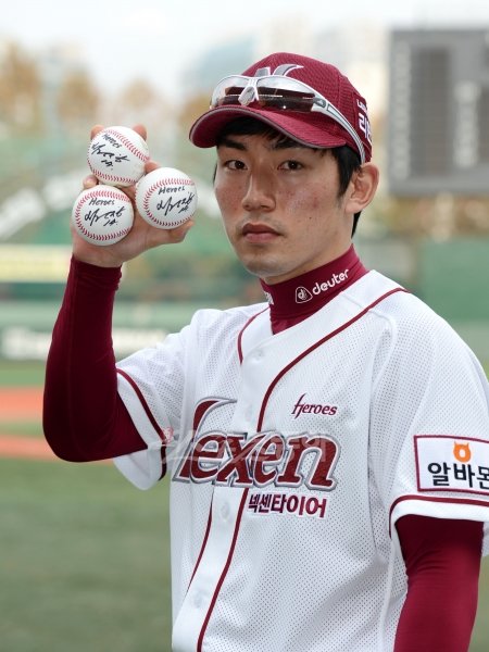 넥센 서건창이 기발한 질문을 던진 팬 3명에게 선물할 친필 사인볼을 한 손에 들고 진지한 표정을 짓고 있다. 목동｜김민성 기자