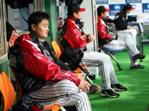 LG에서 버림 받았지만 박명환(왼쪽 끝)은 그 LG로 돌아가 명예회복을 다짐하고 있다. 스포츠동아DB