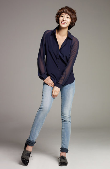 “주말 시청자는 모두 내 품으로.” KBS 2TV 주말드라마 ‘내 딸 서영이’에서 부잣집 딸이라는 배경을 숨기고 검소한 레지던트 역으로 사랑받고 있는 연기자 박정아. 사진제공|스타제국