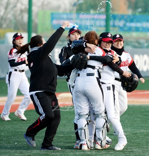 2012 LG배 한국여자야구대회에서 전승으로 우승한 서울 블랙펄스 선수들이 최종 결승전이 끝나자 그라운드로 나와 서로 얼싸안으며 기뻐하고 있다. 익산|김민성 기자