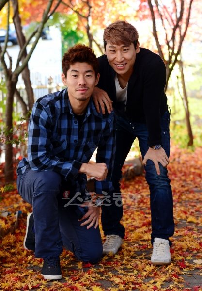 ‘절친’ 하대성(왼쪽)과 이근호가 각각 K리그 우승과 AFC 챔스리그 우승을 이끌며 2012시즌을 최고의 해로 만들었다. 26일
서울 강남에서 스포츠동아와 만난 두 선수가 낙엽을 밟으며 포즈를 취하고 있다. 김민성 기자 marineboy@donga.com
트위터 @bluemarine007