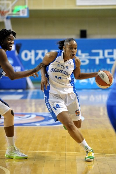 미국여자프로농구(WNBA)의 전설인 티나 톰슨이 선두 우리은행의 효자 용병으로 떠오르고 있다. 톰슨이 22일 삼성생명과의 홈경기에서 골밑 돌파를 시도하고 있다. 사진제공|WKBL