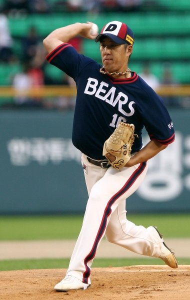 두산 유니폼을 입고 투구하는 김승회의 모습. 김승회는 두산과 계약한 FA 홍성흔의 보상선수로 롯데 유니폼을 입게 됐다. 사진제공|스포츠코리아