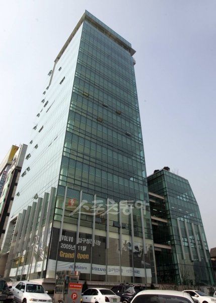 서울 강남구 신사동에 위치한 ‘박찬호 빌딩’. 현 시세는 300억원이 넘는 것으로 알려져 있다. 한국인 메이저리거 1호인 박찬호는 야구를 통해 부와 명예를 동시에 얻었다. 스포츠동아DB