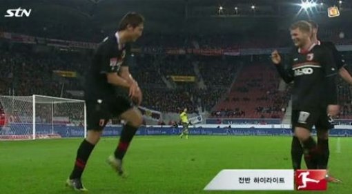 구자철(왼쪽)이 29일 분데스리가 14라운드 슈투트가르트와 경기에서 전반44분 동점골을 넣은 뒤 동료들이 지켜보는 가운데 말춤 세리머니를 하고 있다. 사진 캡쳐|STN