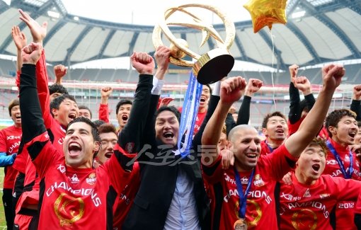 FC서울 최용수 감독(맨왼쪽)이 K리그 최초로 신인왕-MVP-감독상 그랜드슬램에 도전한다. 올 시즌 K리그 정상을 밟은 뒤 선수들과 함께 기뻐하는 모습. 스포츠동아DB