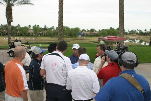 2일(한국시간) 미국 캘리포니아 주 라퀸타의 PGA 웨스트 골프장 스타디움·니클로스 코스에서 열린 Q스쿨 4라운드에서 공동
24위를 기록한 김시우(가운데 흰색 모자)가 미국 취재진과 인터뷰하고 있다. 라퀸타(미 캘리포니아주)|주영로 기자
na1872@donga.com 트위터 @na1872