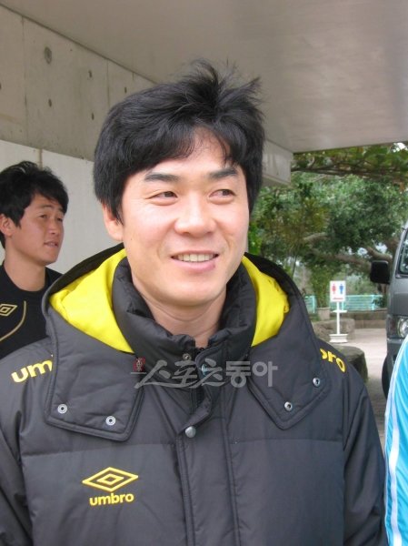 사간도스 윤정환 감독이 예상을 깨고 2012시즌 J리그 5위에 오르는 쾌거를 달성해 한국 지도자의 역량을 과시했다. 스포츠동아DB