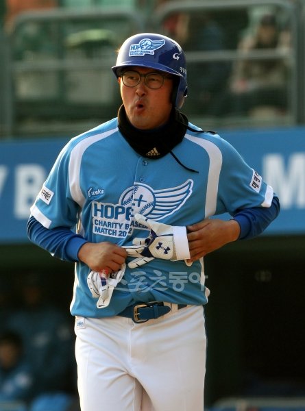 2일 오후 수원야구장에서 양준혁 야구재단이 주최하는 '희망더하기 자선 야구대회'가 열렸다. 통일팀 안승민이 타격을 펼친 뒤 손에 통증을 느끼며 들어서고 있다. 수원|김민성 기자 marineboy@donga.com 트위터 @bluemarine007