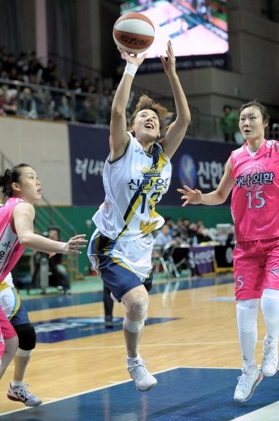 신한은행 김단비(왼쪽)가 2일 안산 와동체육관에서 열린 하나외환전에서 상대 선수를 뚫고 슛을 던지고 있다. 사진제공|WKBL