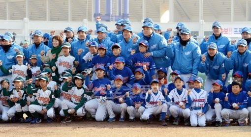 2일 오후 수원야구장에서 양준혁 야구재단이 주최하는 '희망더하기 자선 야구대회'가 열렸다. 경기전 구본능 KBO 총재와 관계자 및 선수들이 기념촬영을 하고 있다. 수원|김민성 기자 marineboy@donga.com 트위터 @bluemarine007