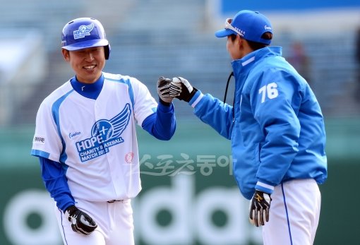 2일 오후 수원야구장에서 양준혁 야구재단이 주최하는 '희망더하기 자선 야구대회'가 열렸다. 평화팀 윤석민이 안타를 치고난 뒤 김창렬 코치의 환영을 받고 있다. 수원｜김민성 기자 marineboy@donga.com 트위터 @bluemarine007