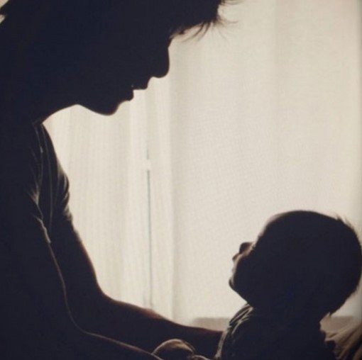 힙합그룹 원타임 출신의 대니가 결혼 사실을 고백하며 100일 된 아들과 함께 찍은 사진을 공개했다. 사진출처|대니 트위터