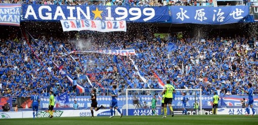 스플릿시스템이 처음 도입된 2012시즌 K리그가 막을 내렸다. 중상위 팀들이 그룹A에 남기 위해 혈투를 벌였고, 후반기엔 치열한 
우승, 강등 경쟁이 펼쳐지는 등 전체적으로 성공적이었다는 평가다. 순위경쟁에서 소외된 일부 팀들이 그들만의 리그를 벌이는 문제점도
 노출됐다. 사진은 구름관중이 운집한 수원-서울 경기. 스포츠동아DB