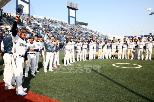 제9구단 NC 다이노스 선수단이 올해 퓨처스리그에 참가해 개막전에서 롯데에 승리한 뒤 팬들에게 인사를 하고 있다. 신생팀 NC는 2013년 1군 리그에 합류하지만 제10구단 창단은 여전히 오리무중이다. 스포츠동아DB
