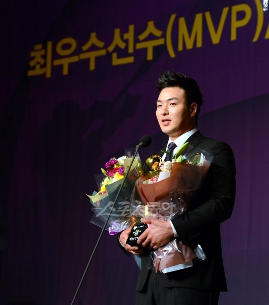 넥센 박병호는 올 시즌 홈런·타점·장타율 등 3개 부문 타이틀을 차지한 뒤 정규시즌 MVP를 비롯해 겨울 시상식을 휩쓸고 있다. 스포츠동아DB