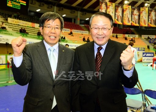5일 수원실내체육관을 찾아 경기를 관전한 구자준 KOVO총재(오른쪽)와 신원호 사무총장. 수원|박화용 기자