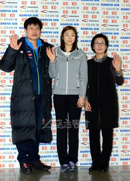 ‘피겨 여왕’의 새로운 도전이 시작됐다. 1년 8개월 만에 국제무대에 복귀하는 김연아(가운데)가 5일 인천국제공항에서 출국에 앞서 류종현 코치(왼쪽), 신혜숙 코치와 함께 손을 흔들며 밝게 웃고 있다. 인천국제공항|김민성 기자 marineboy@donga.com 트위터 @bluemarine007