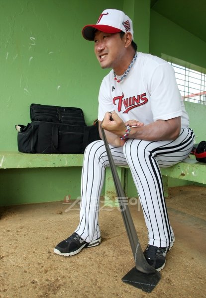 LG 소방수 봉중근은 현재 사이판에서 왼쪽 어깨 근육 재활에 힘쓰고 있다. 부상 부위 치료와 주변 근육 강화를 위해 트레이너들도 밤낮으로 봉중근의 상태를 살핀다. 스포츠동아DB