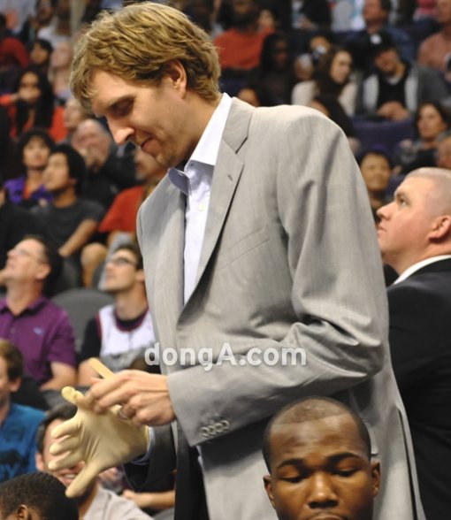 7일(한국 시간) 열린 미국프로농구(NBA) 댈러스 매버릭스와 피닉스 선즈의 경기에서
더크 노비츠키(댈러스)가 경기 도중 의료장갑을 끼는 모습. 동아닷컴