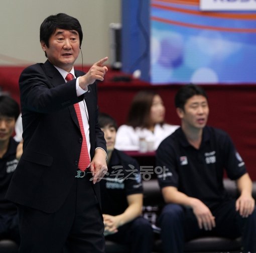 삼성화재 신치용 감독이 6일 대한항공과 풀세트 접전 끝에 승리를 거둔 뒤 부진한 박철우를 비롯한 주전 선수들의 분발을 요구했다. 신 감독이 경기 중 작전을 지시하고 있는 모습. 스포츠동아DB