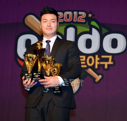 넥센 박병호가 11일 골든글러브 1루수 부문 수상까지 노리며 겨울 시상식 천하통일을 노리고 있다. 스포츠동아DB