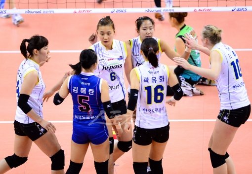 9일 오후 구미 박정희체육관에서 열린 프로배구 2012-2013 V리그 GS칼텍스와 도로공사의 여자부 경기에서 도로공사 선수들이 1세트 승리를 따낸 후 기쁨을 나누고 있다.
구미｜박화용 기자 inphoto@donga.com 트위터 @seven7sola