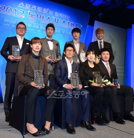 동아일보와 스포츠동아가 주최해 프로야구, 프로축구, 프로농구(남녀), 프로배구(남녀), 프로골프(남녀) 등 국내 5대 프로스포츠 종목별로 올 한 해를 빛낸 최고의 선수를 선정하는 ‘스포츠토토와 함께하는 2012 동아스포츠대상’이 10일 서울 소공동 웨스틴조선호텔에서 열렸다. 수상자(왼쪽 위부터 시계방향으로 프로골프 김대섭, 프로축구 하대성, 프로배구 곽승석, 프로농구 오세근, 프로야구 박병호, 프로배구 김해란, 특별상 양학선, 여자프로농구 대리수상 이경은)들이 기념촬영을 하고 있다. 김종원기자 won@donga.com 트위터 @beanjjun
