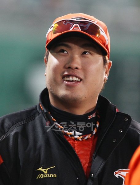 LA 다저스와 계약을 위해 미국으로 건너간 류현진이 지난달 19일(한국시간) 미국프로농구(NBA) LA 레이커스의 홈경기를 지켜보다 싸이의 ‘강남스타일’이 흘러나오자 환하게 웃고 있다. 그러나 계약협상은 사진 속 여유로운 모습과는 정반대로 초를 다툴 만큼 급박하게 돌아갔다. 스포츠동아DB