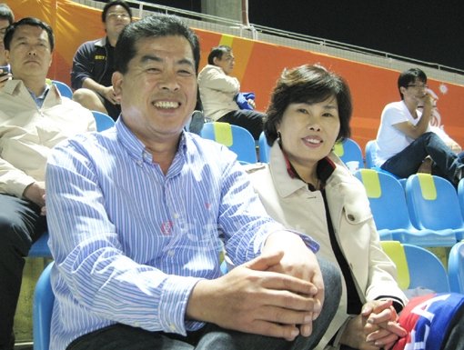 류현진의 아버지 류재천(왼쪽) 씨와 어머니 박승순 씨는 아들이 야구를 할 때면 빠짐없이 따라다니며 지극정성으로 뒷바라지했다. 다저스와의 계약 소식을 들은 부모는 기쁨의 눈물을 흘렸다. 스포츠동아DB