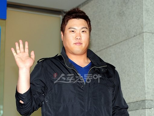 류현진과 그의 대리인 스콧 보라스는 6년의 장기계약 안을 받아들이는 대신 750이닝을 채우면 FA가 될 수 있는 ‘옵트아웃’ 조항을 넣는 데 성공했다. 스포츠동아DB