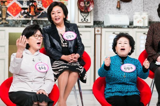 ‘시월드’ 송도순·김창숙·전원주(왼쪽부터)가 미모를 가꾸기 위해 애쓰는 자신들의 이야기로 열변을 토하고 있다. 사진제공|채널A