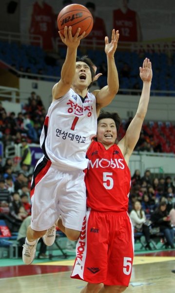 13일 오후 울산 동천체육관에서 열린 `2012-2013 KB국민카드 프로농구` 울산 모비스 피버스와 안양 KGC 인삼공사의 경기 4쿼터에서 KGC 김태술이 모비스 김시래의 수비를 따돌리고 슛을 시도하고 있다. 사진제공｜KBL