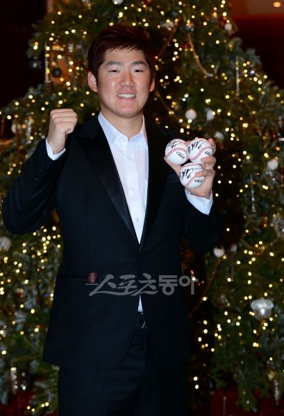 SK 박희수는 실력뿐 아니라 인성 면에서도 손에 꼽히는 선수다. 항상 예의바른 태도로 주변의 귀감이 된다. 그래서 동료들은 물론
야구 관계자와 팬들에게도 인기가 좋다. 크리스마스트리 앞에 선 박희수가 팬들에게 선물할 친필 사인볼을 들고 활짝 웃고 있다.
김민성 기자 marineboy@donga.com @bluemarine007