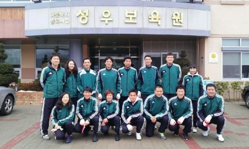 최명용 주심과 정해상 부심(앞 줄 오른쪽에서 1,2번째)을 비롯한 국제심판협의회 회원들이 15일 대전 성우 보육원에서 봉사활동을 마친 뒤 환한 표정으로 기념사진을 찍었다. 사진제공|정해상 부심