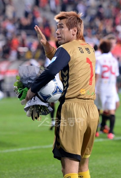 프로연맹이 18일 FA(자유계약) 자격 취득자 명단을 공시한 가운데 경남 베테랑 골키퍼 김병지의 행보가 주목된다. 김병지가 10월 600경기 출장이라는 대기록을 세운 뒤 팬에게 인사하고 있다. 스포츠동아DB