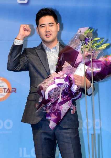 ‘연봉 4억원, 쇠고기를 원 없이 사먹겠다!’ 18일 2013시즌 연봉 4억원에 재계약한 삼성 장원삼은 유행어 “소고기
사묵겠지”로 거액 계약의 기쁨을 나타냈다. 다승왕과 한국시리즈 우승, 골든글러브에 이은 연봉대박까지 최고의 겨울이다.
스포츠동아DB