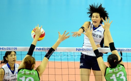 IBK기업은행 센터 김희진의 기량은 올 시즌 급성장했다. 김희진은 2라운드에서 블로킹 2위, 속공 2위에 오르며 센터로서는 보기 드물게 최우수선수(MVP)를 수상했다. 스포츠동아DB