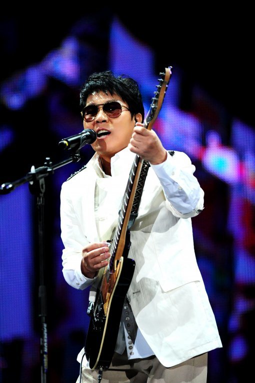 내년 봄 데뷔 45주년을 맞아 열아홉번째 정규 앨범을 발표하는 ‘가왕’ 조용필. 스포츠동아DB