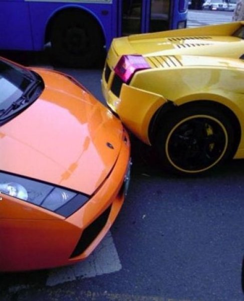 ‘아파트 두 채의 충돌’ 사진=인터넷 커뮤니티