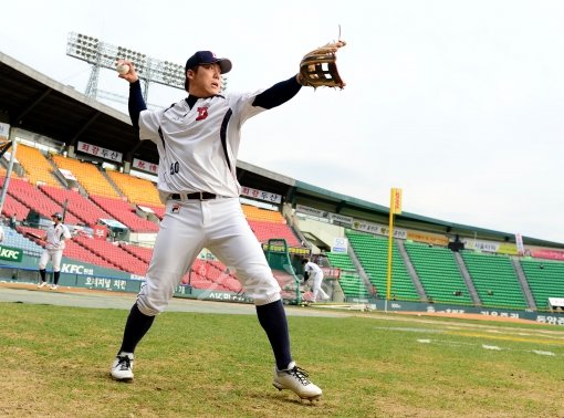 3할과 두 자릿수 홈런 동시 실패. 그래도 김현수는 2012시즌 두산에서 가장 많은 안타와 타점을 기록한 중심타자였다. 개인적으로
아쉬움이 컸지만 두산은 타자고과 1위의 공로를 인정하며 1000만원 인상된 새 연봉을 선물로 안겼다. 스포츠동아DB