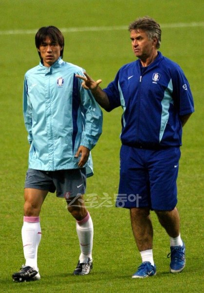 홍명보(왼쪽) 감독이 히딩크 감독이 지휘봉을 잡고 있는 러시아 안지에서 6개월간 어시스턴트 코치를 맡을 것으로 확인됐다. 2002한일월드컵 당시 주장과 감독 관계로 진지하게 논의하는 모습. 스포츠동아DB