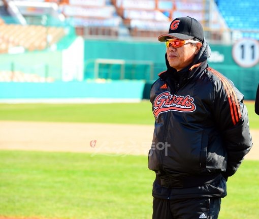 롯데 김시진 감독은 그 어느 때보다 빠르고, 강한 훈련 일정을 짜놓고 선수단에 경쟁의식을 불어넣을 생각이다. 스포츠동아DB