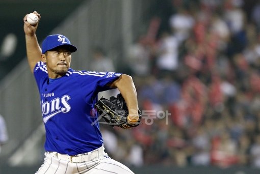 이제 권오준이 삼성 마운드의 리더가 됐다. 정현욱의 LG 이적으로 삼성 투수진의 맏형이 된 권오준은 “정현욱 형 역할을 잘 해내고 싶다”는 바람을 나타냈다. 두 차례나 수술했던 팔꿈치 인대가 다시 손상됐다는 진단을 받았지만 “반드시 재활에 성공해 삼성 마운드를 책임지겠다”는 각오를 내비쳤다. 스포츠동아DB