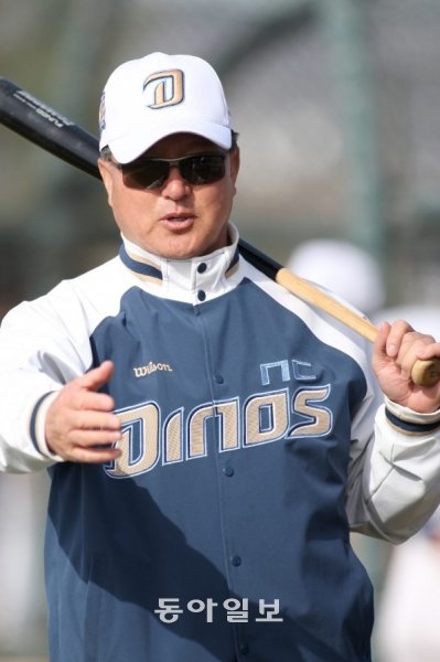 특유의 카리스마로 신생팀 NC를 지휘하고 있는 김경문 감독은 선수들의 열정을 이끌어내기 위해 내년 시즌 “포지션별 3파전 주전 경쟁” 카드를 꺼내 들었다. 스포츠동아DB