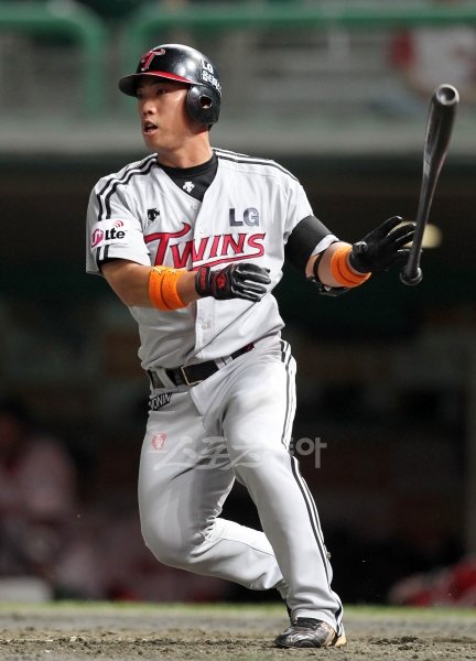 LG 소속이었던 김태완은 하필이면 절친한 후배인 손주인과 맞트레이드돼 삼성 유니폼을 입었다. 그는 “주인이가 LG에서 좋은 기회를 잡았으면 좋겠다”며 덕담을 아끼지 않았다. 스포츠동아DB